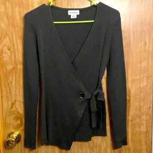 Long sleeve sweater with tie in front